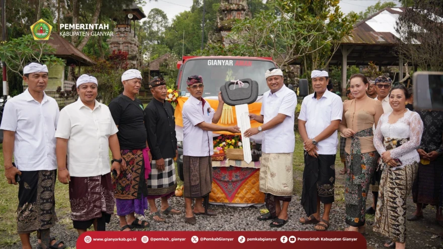 Bupati Mahayastra Serahkan Truk Sampah Kepada Desa Kerta